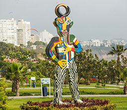 Escultura en un parque de Miraflores